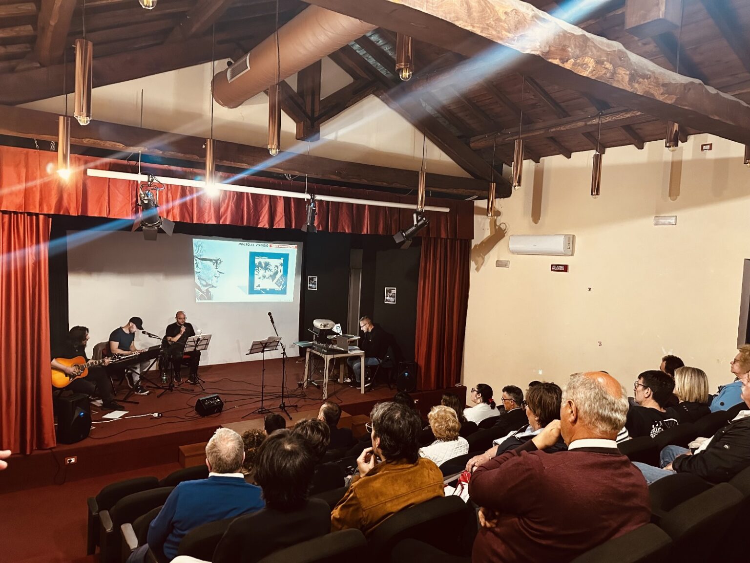 Serrone ricorda Franco Battiato con un emozionante tributo artistico al Teatro Karol Wojtyla