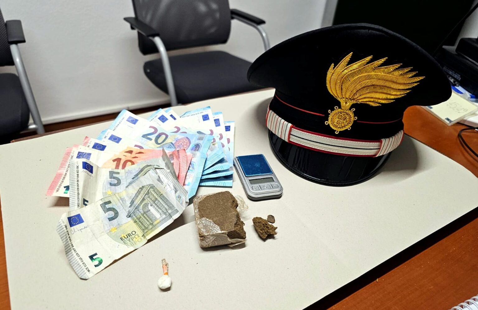 Fiuggi, inseguimento e arresto per spaccio: i Carabinieri bloccano un giovane pusher in fuga