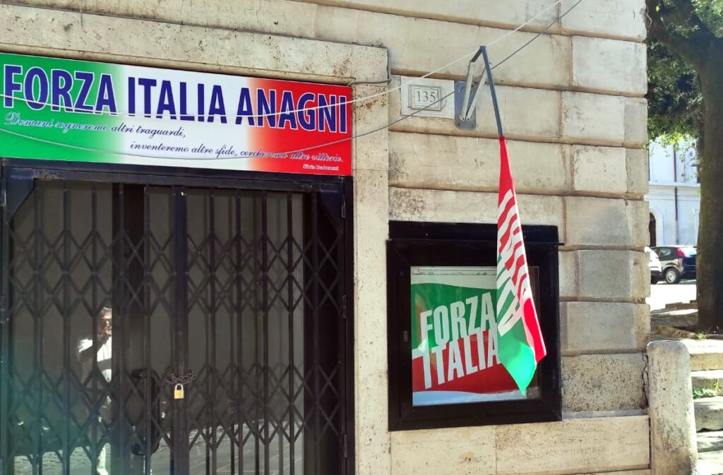 Nuovo atto vandalico contro la sede di Forza Italia ad Anagni: divelta la bandiera nella notte tra venerdì e sabato