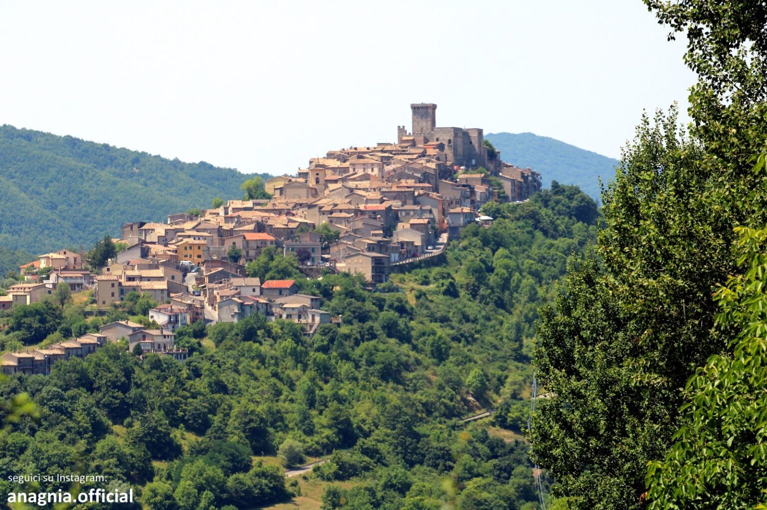 Trevi nel Lazio, infastidisce i clienti di un locale e aggredisce i Carabinieri: donna arrestata