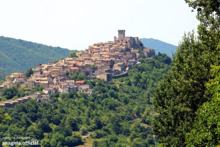 Trevi nel Lazio, infastidisce i clienti di un locale e aggredisce i Carabinieri: donna arrestata