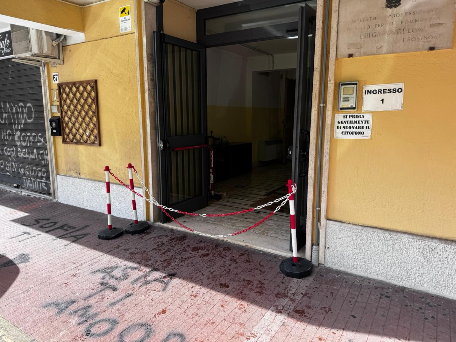 Frosinone, aggressione all’istituto Luigi Angeloni: bidello colpito con liquido da studenti esterni, scuola evacuata