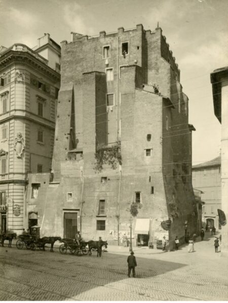 Crolli alla Torre dei Conti a Roma: storia e destino del monumento medievale eretto da Papa Innocenzo III