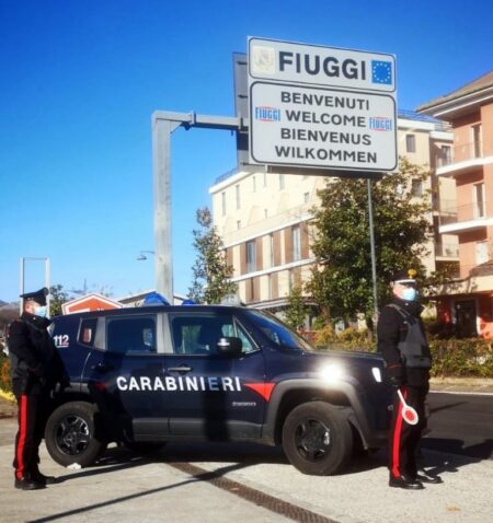 Fiuggi, truffa del finto figlio su WhatsApp: donna raggirata per quasi 2.000 euro, due denunciati