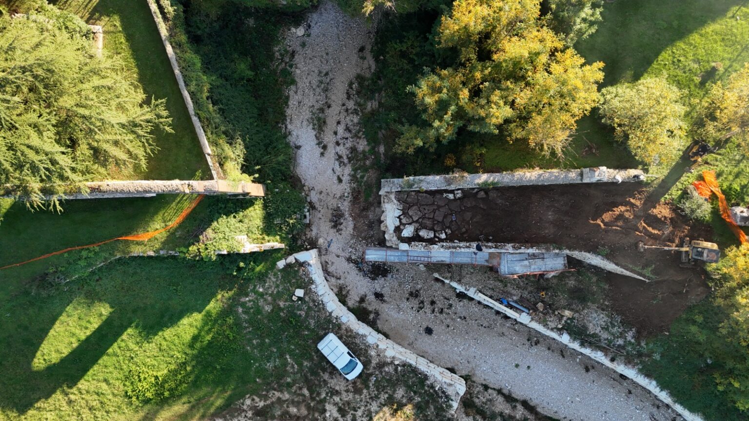 Lavori sul torrente Amaseno a Veroli: riemerge l’antica strada romana sotto il basolato