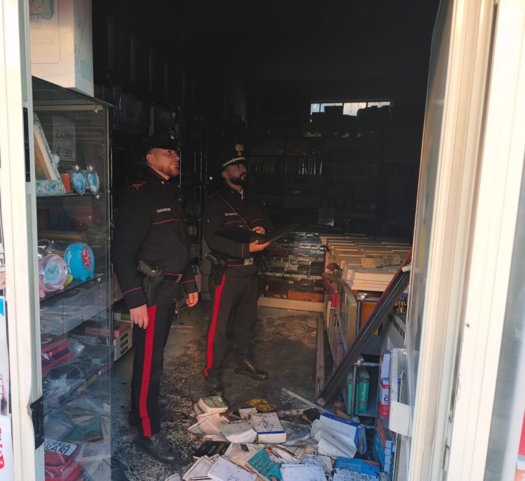 Incendio in una libreria a Ceprano: l’intervento dei Carabinieri evita il peggio