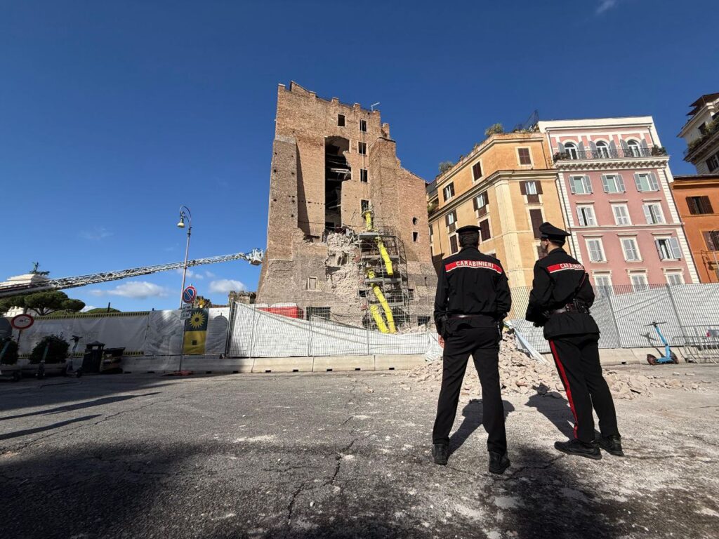 Crollo Torre dei Conti a Roma: i Carabinieri cercano immagini del primo cedimento per le indagini