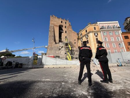 Crollo Torre dei Conti a Roma: i Carabinieri cercano immagini del primo cedimento per le indagini