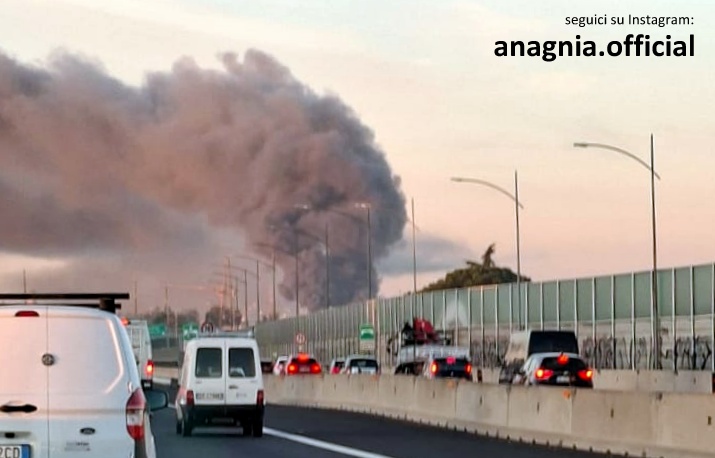 Incendio a Tor Sapienza: fiamme divampano in un edificio occupato, un ferito grave trasportato d’urgenza in ospedale
