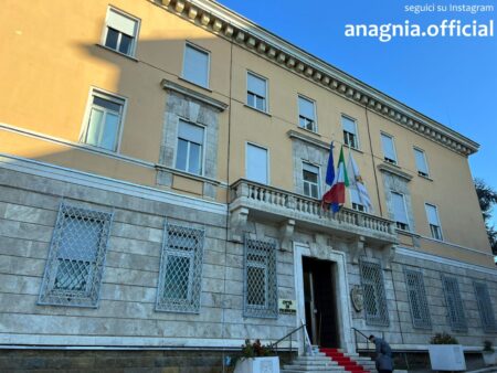 Consiglio comunale di Frosinone, scontro istituzionale: il sindaco Riccardo Mastrangeli revoca le deleghe a due assessori di Fratelli d’Italia