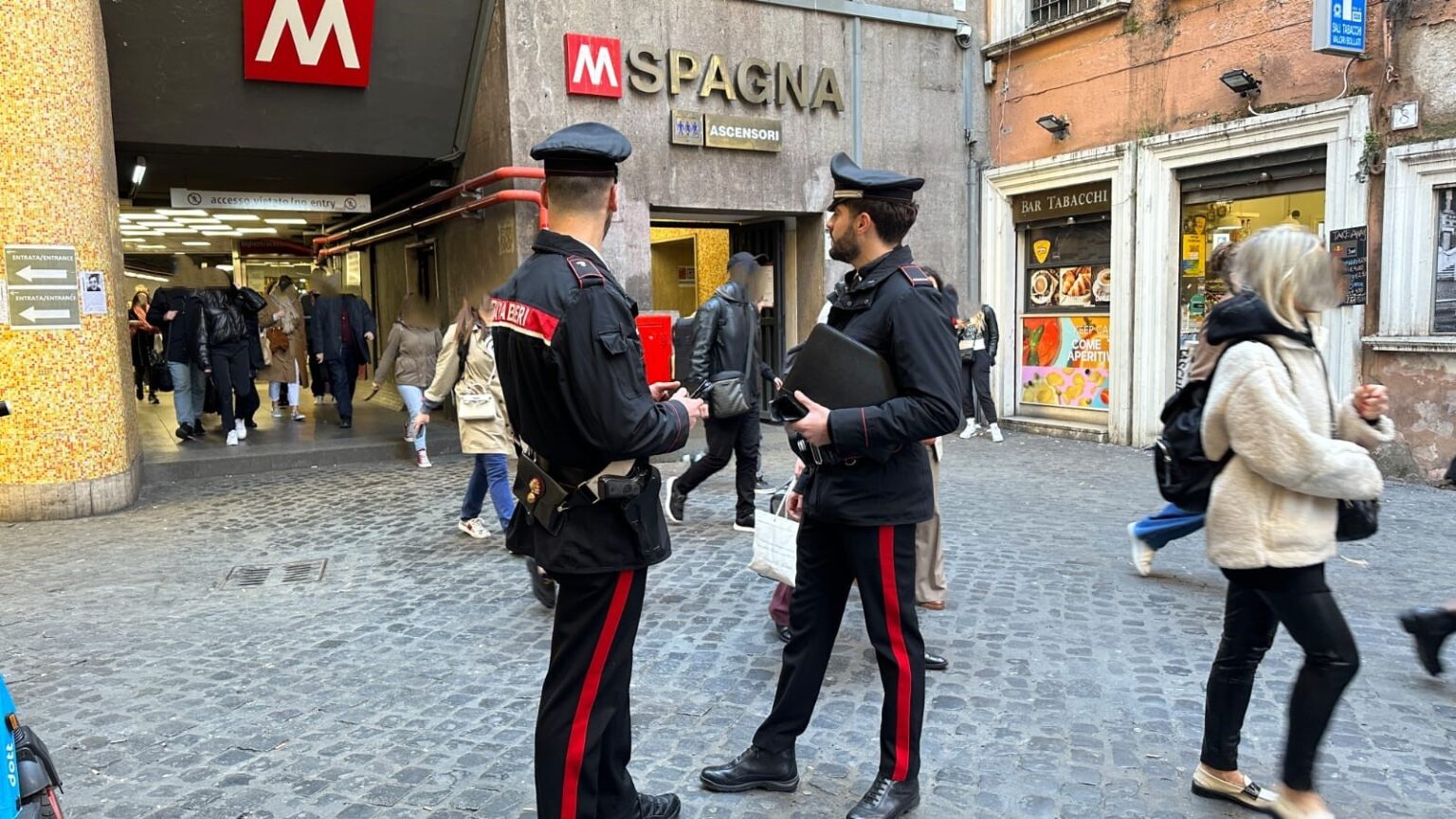 Operazione dei Carabinieri a Roma centro: quattro borseggiatori in manette tra Termini, Spagna e Repubblica