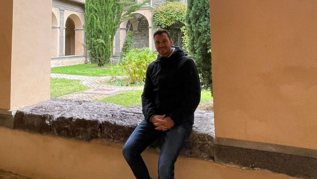 Tra pagine e paesaggi d’anima: Don Davide Banzato torna con due nuove opere di speranza sul coraggio di scegliere