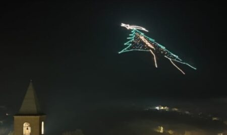 Monte Sammucro si illumina: l’albero di Natale più grande della Valle dei Santi accende la magia delle feste
