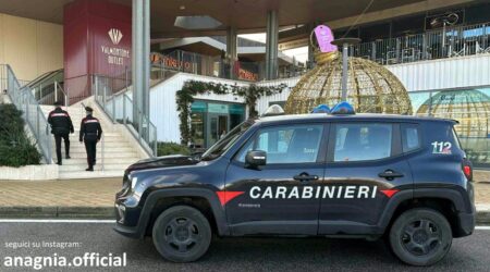 Furto di profumi al Valmontone Outlet: tre in manette