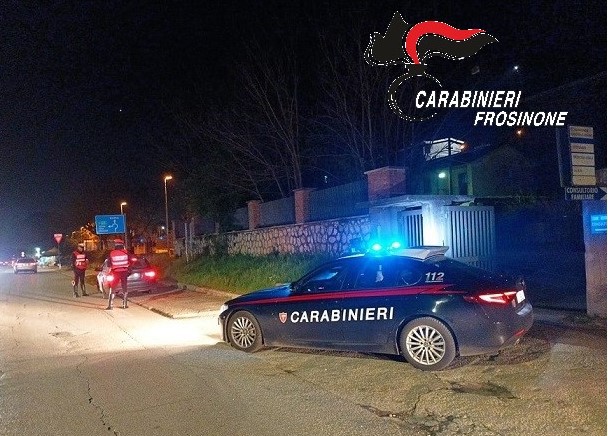 Cassino, tenta la fuga dai Carabinieri dopo il controllo: giovane straniero denunciato per furto d’auto e guida in stato di ebbrezza