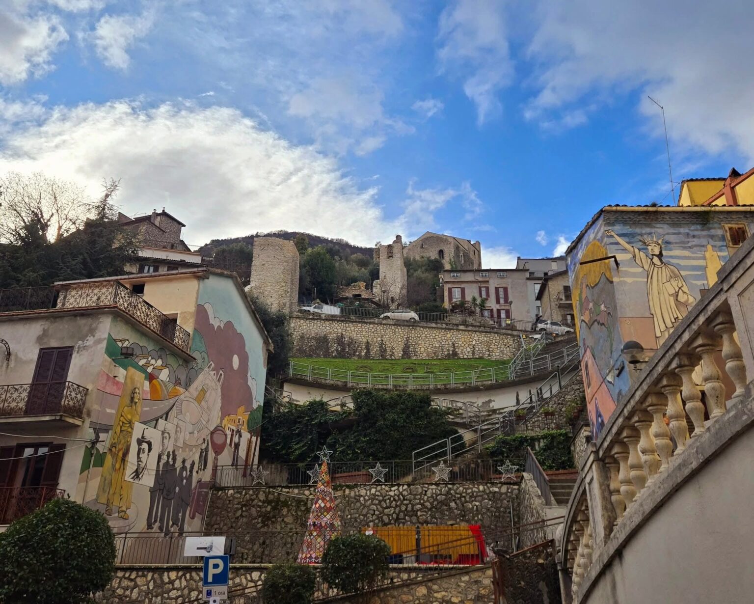 Morolo si illumina per il Natale: luminarie, albero all’uncinetto e musica live nel centro storico
