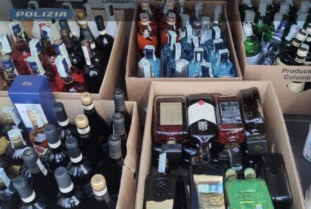 Frosinone. La Polizia di Stato denuncia due soggetti per furto e ricettazione: recuperate oltre 100 bottiglie di liquori e vino
