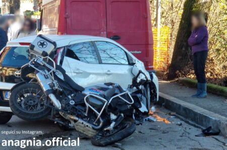 Grave incidente tra auto e moto a Frosinone: Via America Latina bloccata, traffico in tilt