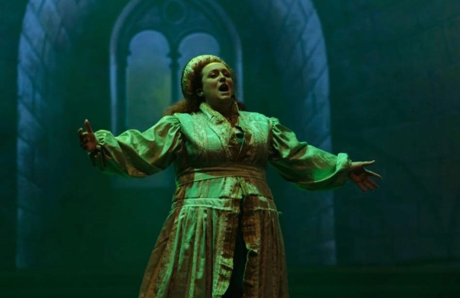 Lorella Fabrizi: la voce che educa, emoziona e attraversa il teatro con il canto