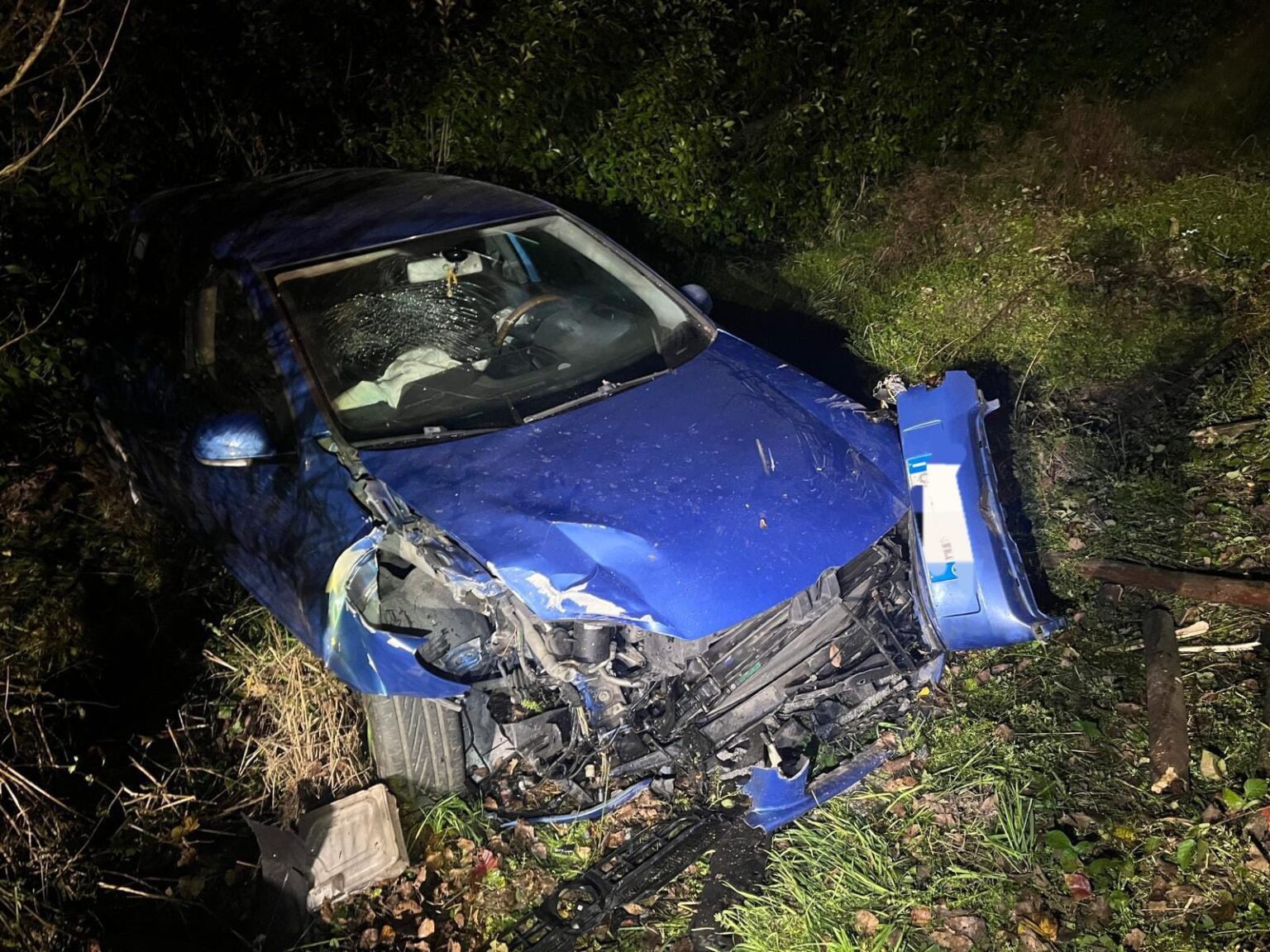 Incidente stradale a Ceccano nella notte: auto fuori strada danneggia recinzione e illuminazione pubblica