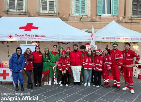 Anagni, Piazza Cavour diventa il Villaggio degli Elfi: la Croce Rossa porta il Natale tra solidarietà e sorrisi
