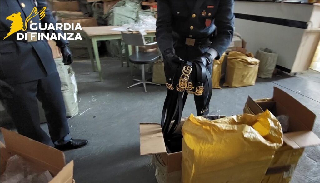 Roma, blitz anti-contraffazione della Guardia di Finanza: sequestrati oltre 4.000 prodotti pericolosi