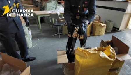 Roma, blitz anti-contraffazione della Guardia di Finanza: sequestrati oltre 4.000 prodotti pericolosi