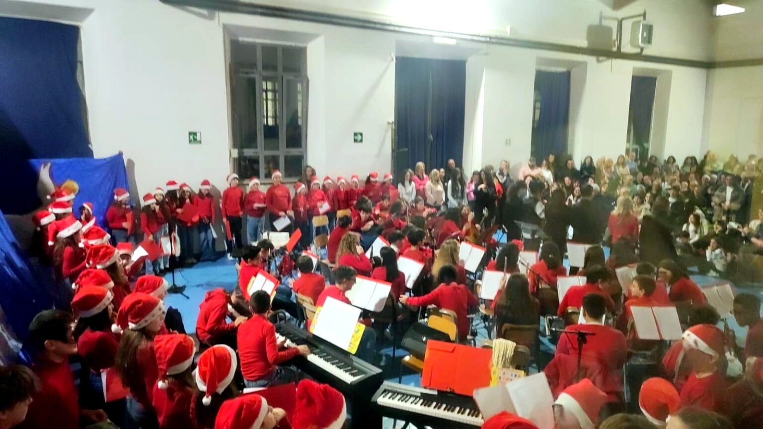 “Il Natale è in città… Ran Pam Pam Pam”: l’Istituto Comprensivo Primo di Anagni incanta con una maratona musicale di emozioni