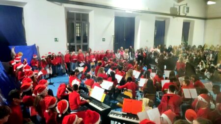 “Il Natale è in città… Ran Pam Pam Pam”: l’Istituto Comprensivo Primo di Anagni incanta con una maratona musicale di emozioni