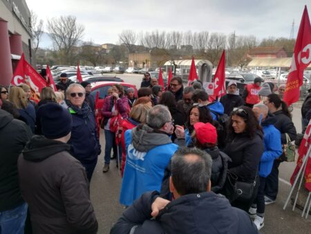 Sciopero Unicoop Etruria e Superconti, adesione massiccia: lavoratori in presidio contro cessioni ed esuberi