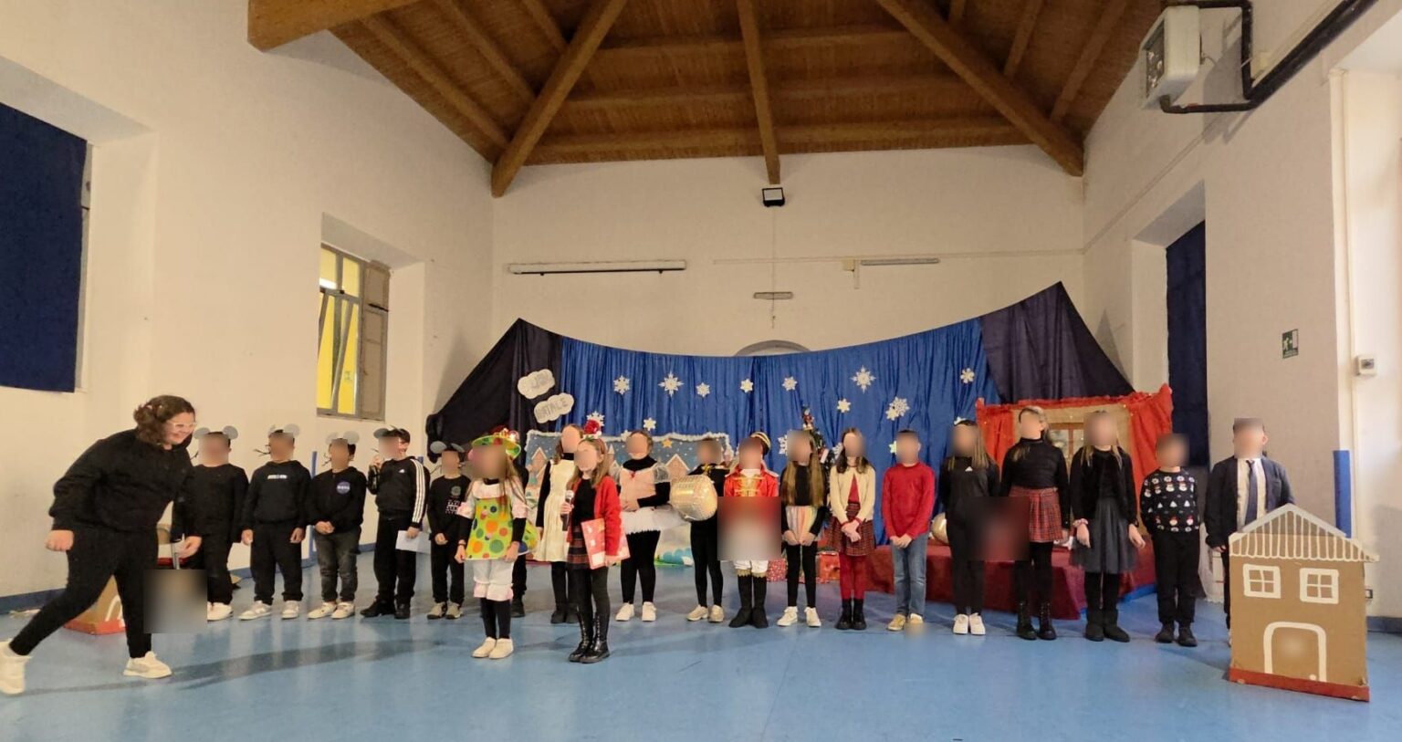 “Lo schiaccianoci e i doni di Natale”: magia e talento sul palcoscenico della scuola primaria “Raffaele Ambrosi De Magistris”