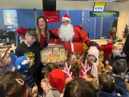 Fiuggi Fonte: i bambini della Scuola Santa Chiara spediscono le letterine a Babbo Natale dall’Ufficio Postale