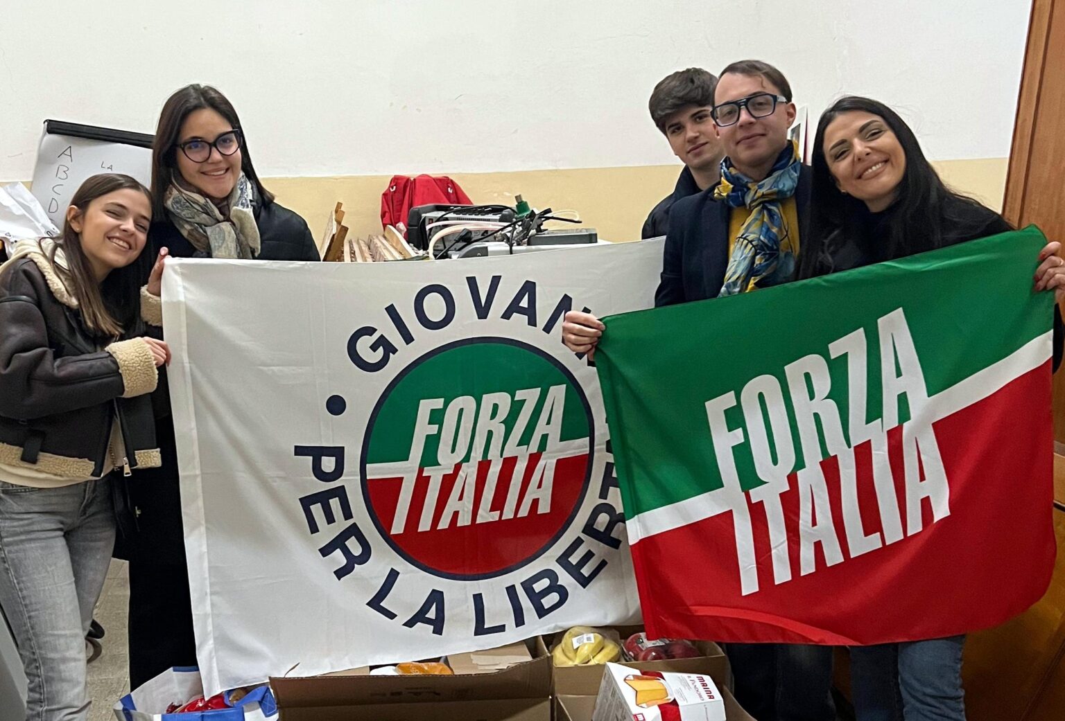 Natale Solidale a Ferentino: Forza Italia Giovani raccoglie generi alimentari per le famiglie in difficoltà