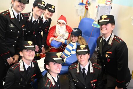 Carabinieri al Policlinico “Agostino Gemelli” di Roma per il “Natale insieme”: doni e sorrisi ai piccoli pazienti dei reparti pediatrici