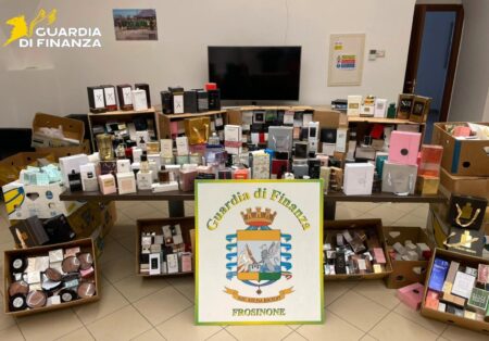 Frosinone: Guardia di Finanza sequestra oltre 1.100 profumi e cosmetici contraffatti