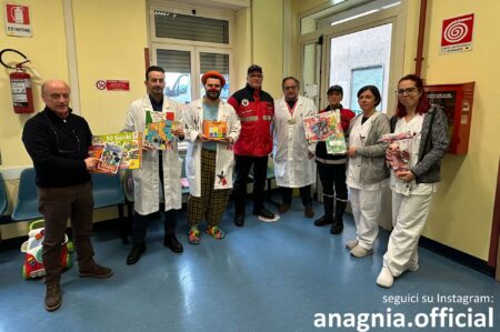 Natale di solidarietà tra corsie e ambulatori: giochi e libri ai bambini dall’Associazione Nazionale Carabinieri di Anagni e dai dottori Ciappotto e Kalipe, clown in corsia
