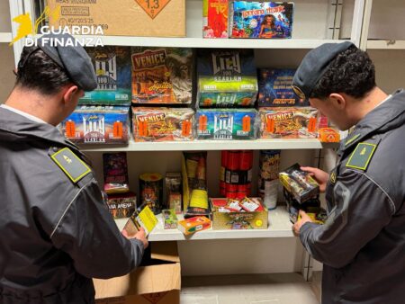 Roma: Guardia di Finanza sequestra 4,2 tonnellate di botti illegali, otto persone denunciate prima di Capodanno