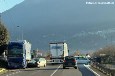 Grave incidente nella zona industriale di Anagni: scontro frontale tra due veicoli, un ferito è in condizioni critiche