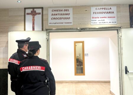 Roma Termini, urina nell’acquasantiera della cappella: identificato e denunciato un 66enne tedesco