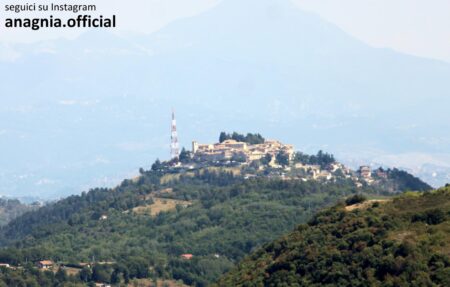 Fumone festeggia il Capodanno in piazza con musica e brindisi per accogliere il 2026