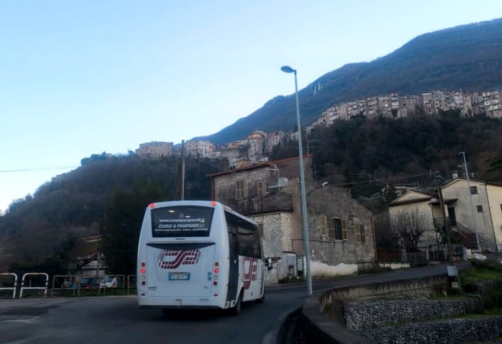 Riorganizzazione del trasporto pubblico nel Lazio dal primo gennaio. Tanti paesi e città isolate: i pendolari denunciano i gravi disagi