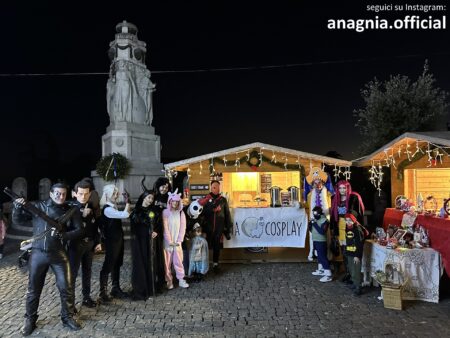 La magia natalizia del cosplay: entusiasmo a colori nel cuore di Anagni