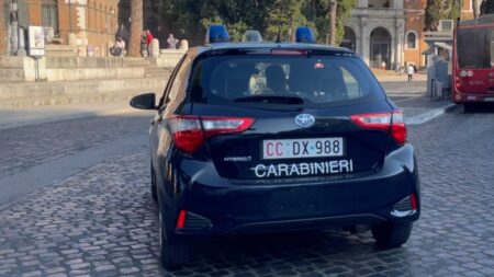 Borseggi in piazza dell’Aracoeli: turisti nel mirino e carabinieri aggrediti nel cuore di Roma