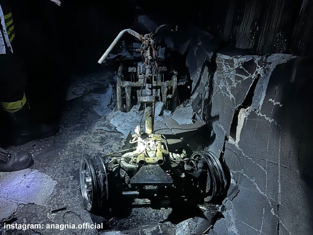 Ferentino, incendio nella notte: a fuoco una carrozzina elettrica per disabili in un condominio