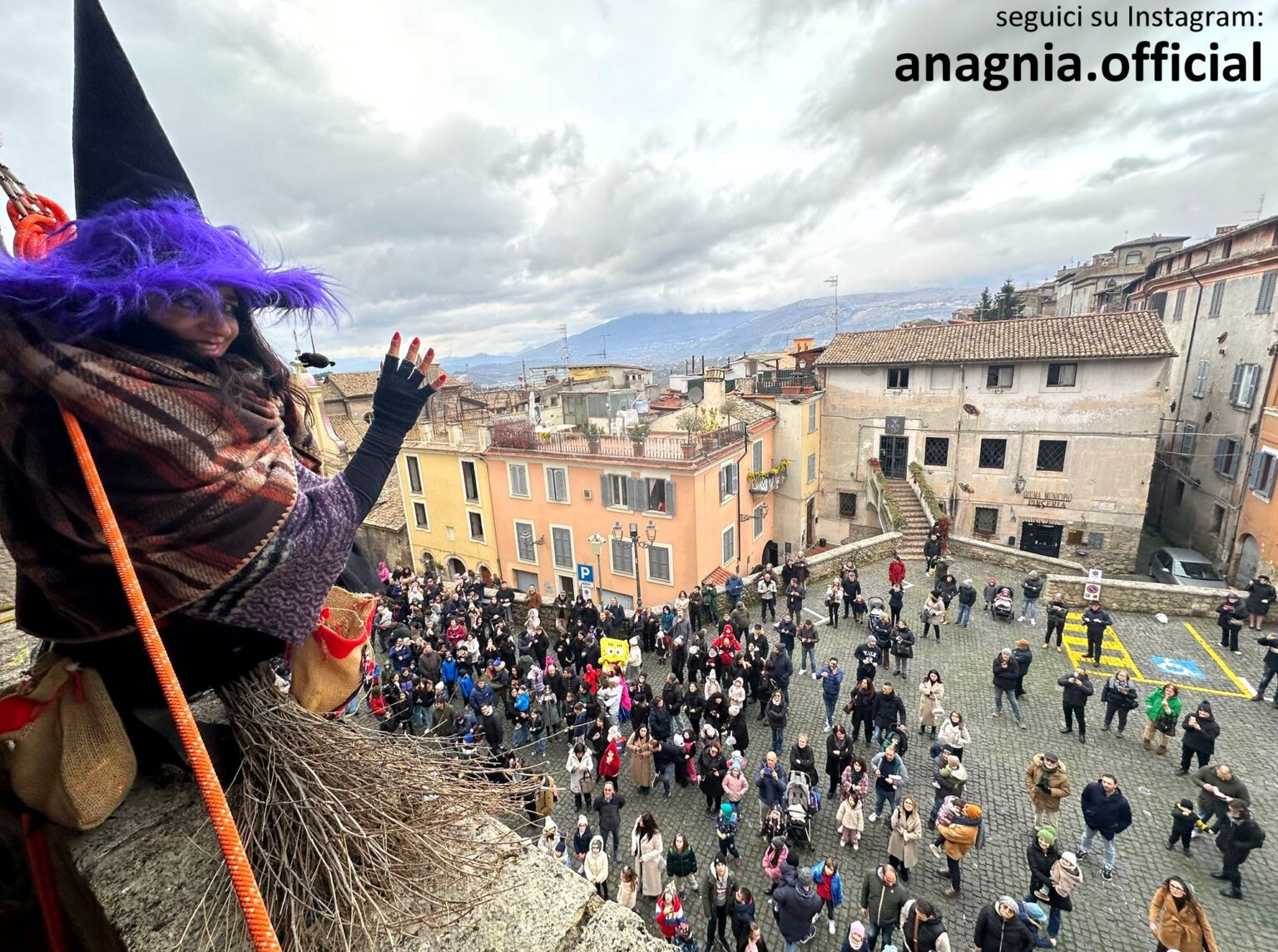 La Befana volante scende dal Palazzo Comunale di Anagni: spettacolo e magia per l’Epifania