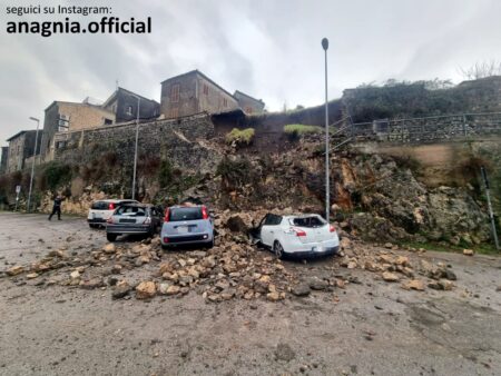 Frana a Castro dei Volsci: muro crolla e danneggia quattro auto