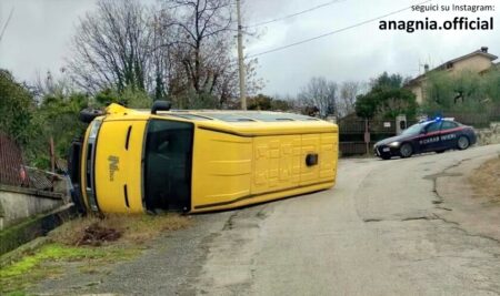 Paura a Cervaro: scuolabus si ribalta in discesa con sette bambini a bordo
