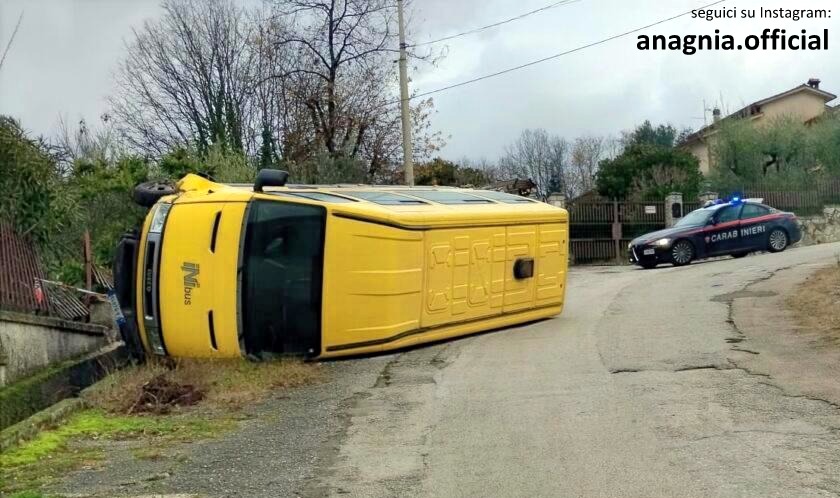 Paura a Cervaro: scuolabus si ribalta in discesa con sette bambini a bordo