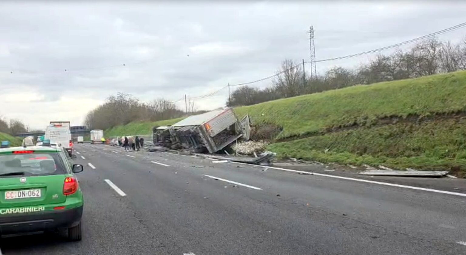 Incidente in A1 tra Valmontone e Anagni: autoarticolato esce di strada e si ribalta, traffico in tilt verso Napoli