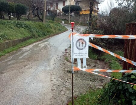 Smottamento in via Colle Saricone: residenti preoccupati e strada parzialmente transennata
